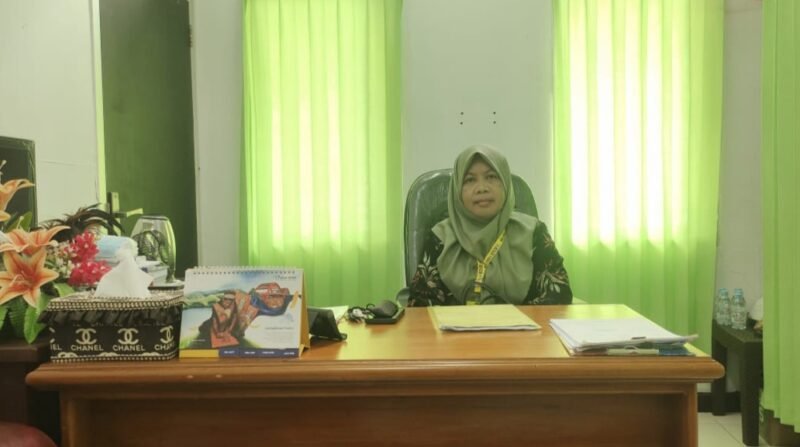 Direktur RSUD Fakfak dr. Karyani Kastella, M.Kes, Spa.Rad saat ditemui wartawan diruang kerjanya (Dok. sultra.tagarutama.com)