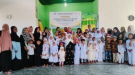 Santri TPA Al Mahdi bersama Wali Santri dan Tim Pengajar berfoto dalam Launching TPA Al Mahdi Fakfak, yang terletak tepat dibelakang RTH Ma'ruf Amin (Dok. sultra.tagarutama.com)