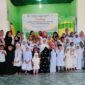 Santri TPA Al Mahdi bersama Wali Santri dan Tim Pengajar berfoto dalam Launching TPA Al Mahdi Fakfak, yang terletak tepat dibelakang RTH Ma'ruf Amin (Dok. sultra.tagarutama.com)