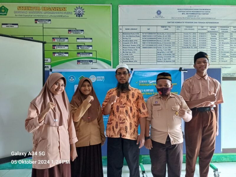Kepala Sekolah MTs Tahfidzul Qur'an Muhammadiyah Fakfak ustadz Ramdan foto bersama Siswa dan siswa MTs Tahfidzul Qur'an Muhammadiyah Fakfak yang mengikuti kompetisi Olimpiade Bahasa Arab yang diselenggarakan oleh Forum Musyawarah Guru Mata Pelajaran (MGMP) Bahasa Arab seluruh Indonesia(Dok. sultra.tagarutama.com)