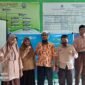 Kepala Sekolah MTs Tahfidzul Qur'an Muhammadiyah Fakfak ustadz Ramdan foto bersama Siswa dan siswa MTs Tahfidzul Qur'an Muhammadiyah Fakfak yang mengikuti kompetisi Olimpiade Bahasa Arab yang diselenggarakan oleh Forum Musyawarah Guru Mata Pelajaran (MGMP) Bahasa Arab seluruh Indonesia(Dok. sultra.tagarutama.com)