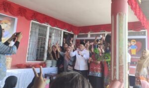 Turut hadir Bapak Samaun Dahlan Calon Bupati Fakfak Nomor urut 2 di acara syukuran atas terpilihnya Haji Saleh Siknun sebagai Anggota DPR Propinsi Papua Barat dapil Fakfak, bertepatan pula dengan hari ulang tahun yang ke 56 bapak Samaun Dahlan. (Dok. sultra.tagarutama.com)
