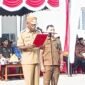 Wakil Bupati Fakfak Drs. Donatus Nimbitkendik, M.T., saat memberikan arahan upacara peringatan Hari Lahirnya Pancasila di Lapangan Upacara Pemerintah Daerah Kabupaten Fakfak.