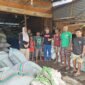 Plt. Kepala Dinas Perkebunan Fakfak Widhi Asmoro Jati, ST., MT melaksanakan pemantauan lapangan kepada pengusaha pala guna meninjau retribusi pala.
