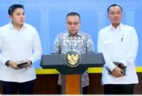 Ketua DPR RI Sufmi Dasco Ahmad bersama Menteri Sekretaris Negara Prasetyo Hadi dan Sekretaris Kabinet Teddy Indra Wijaya di Kantor Presiden, mengumumkan secara resmi Presiden RI Prabowo Subianto resmi menandatangani surat rehabilitasi bagi tiga pihak yang terseret dalam perkara hukum PT ASDP Indonesia Ferry. (Dok. sultra.tagarutama.com media)