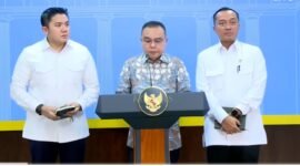 Ketua DPR RI Sufmi Dasco Ahmad bersama Menteri Sekretaris Negara Prasetyo Hadi dan Sekretaris Kabinet Teddy Indra Wijaya di Kantor Presiden, mengumumkan secara resmi Presiden RI Prabowo Subianto resmi menandatangani surat rehabilitasi bagi tiga pihak yang terseret dalam perkara hukum PT ASDP Indonesia Ferry. (Dok. sultra.tagarutama.com media)