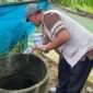 Tim Pengendali Vektor Dinas Kesehatan Provinsi Aceh bersama Dinas Kesehatan Kabupaten Aceh Utara dan Kepala Puskesmas Lapang melakukan pengendalian vektor nyamuk di pos-pos pengungsian Desa Kuala Cangkoi, Aceh Utara(foto : Humas Kemenkes)