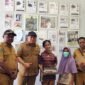 Kepala Dinas Perkebunan Fakfak Widhi Asmoro Jati mengunjungi salah seorang pengusaha pala. Harga fuli pala (bunga pala) varietas Tomandin kini menembus Rp250.000 per kilogram.